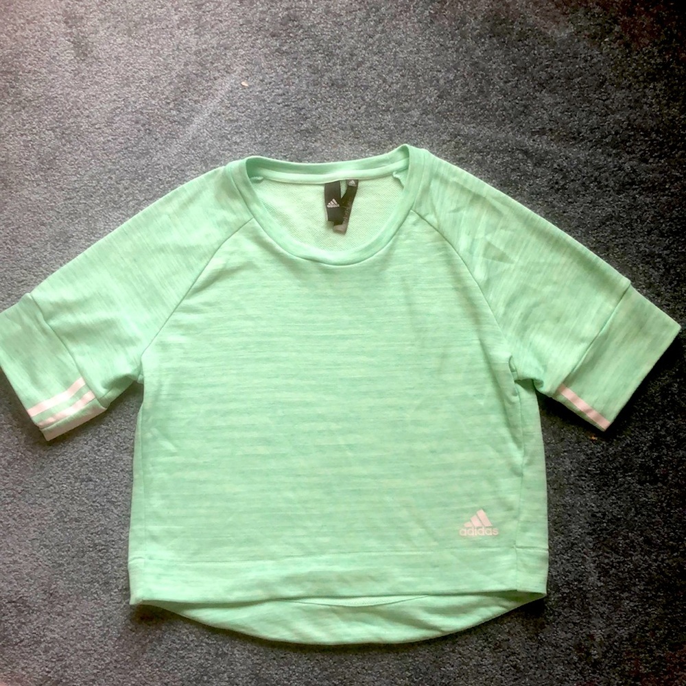 Green sporty crop top